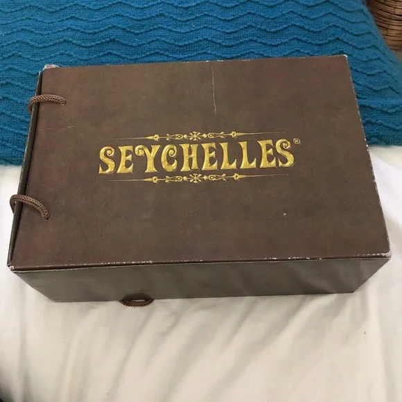 SEYCHELLES // Retro Heels - Picture 3 of 11